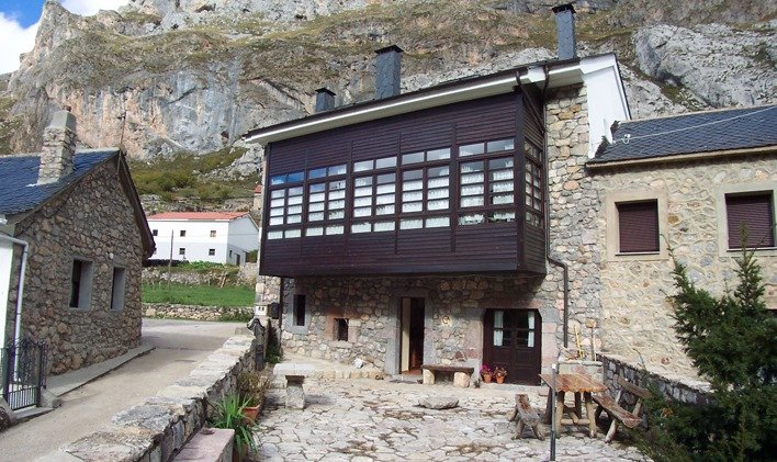 Vista frontal de casa rural en Asturias